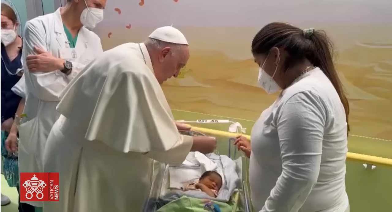 Francisco Ao Batizar Miguel Ngel No Hospital Sinal De Vida E F Para