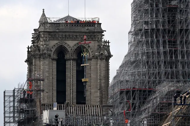 A Ano Da Reabertura Catedral De Notre Dame Ganha De Volta Sua Cruz